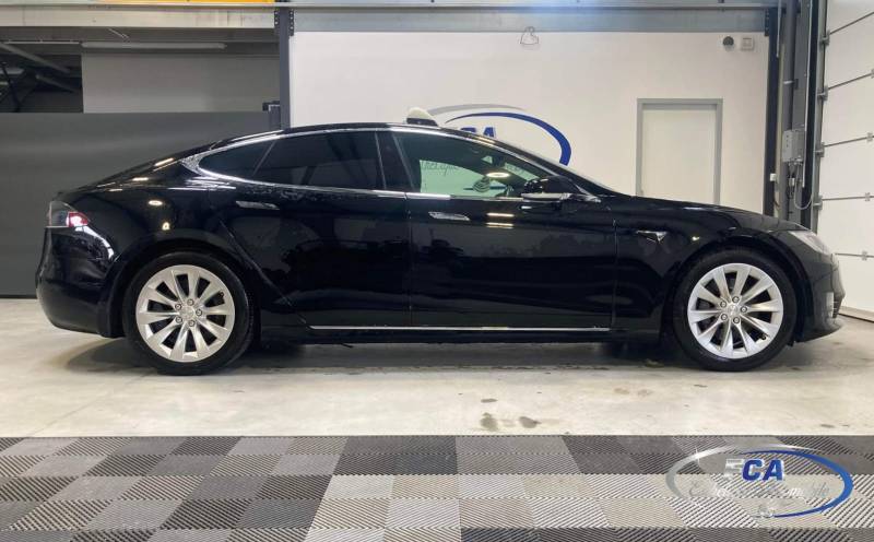 Pose de vitres teintées sur un taxi du Rhône