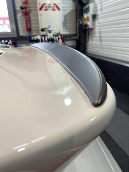 Pose de covering  sur un aileron de Porsche 997 carrera 4S