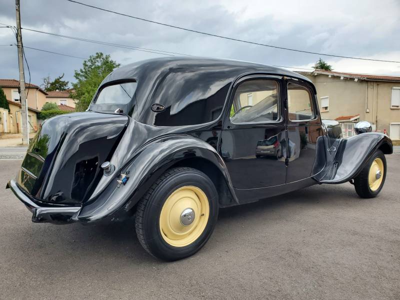 Polissage complet d’une Citroën traction de 1934 d’Ecully