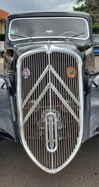 Polissage complet d’une Citroën traction de 1934 d’Ecully