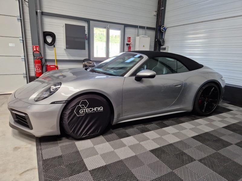 Pose d’un film PPF sur la face avant d’une Porsche 911 992 Carrera S de Lyon
